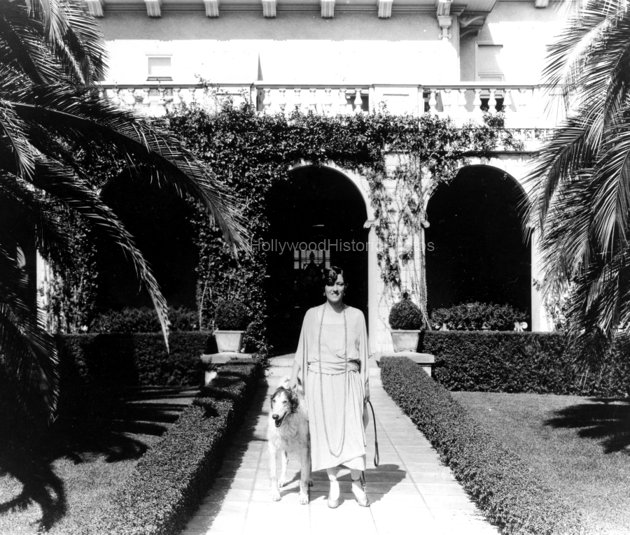 Gloria Swanson Estate 1922 904 King Gillette.jpg